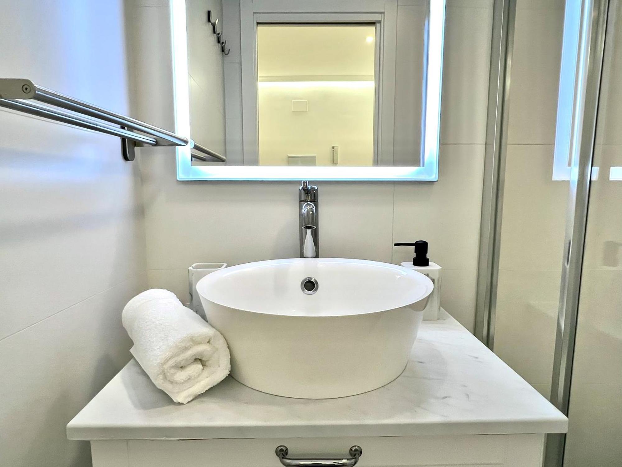 Apartment In The Heart Of Madrid-Piso En Malasana Bagian luar foto