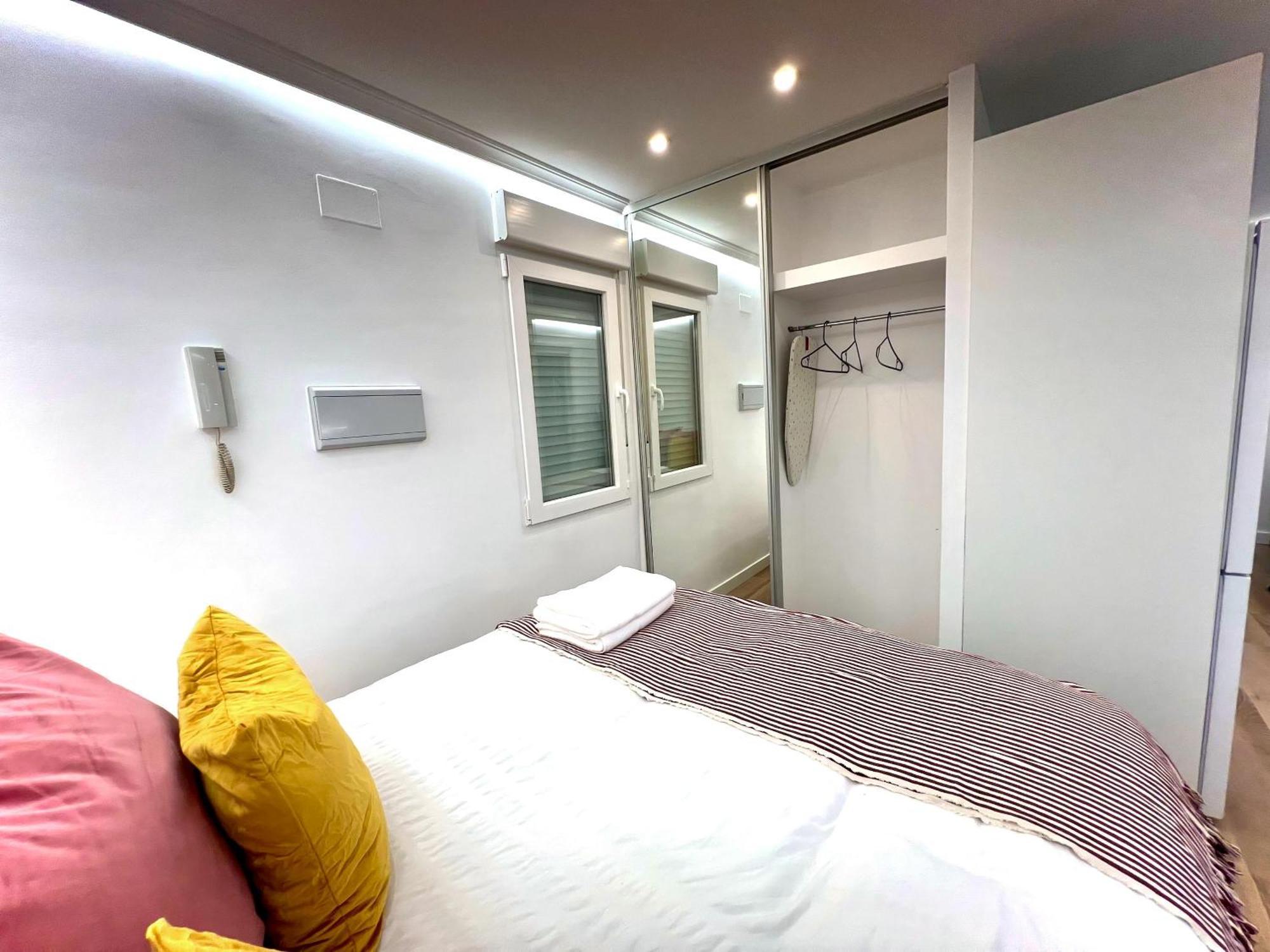 Apartment In The Heart Of Madrid-Piso En Malasana Bagian luar foto