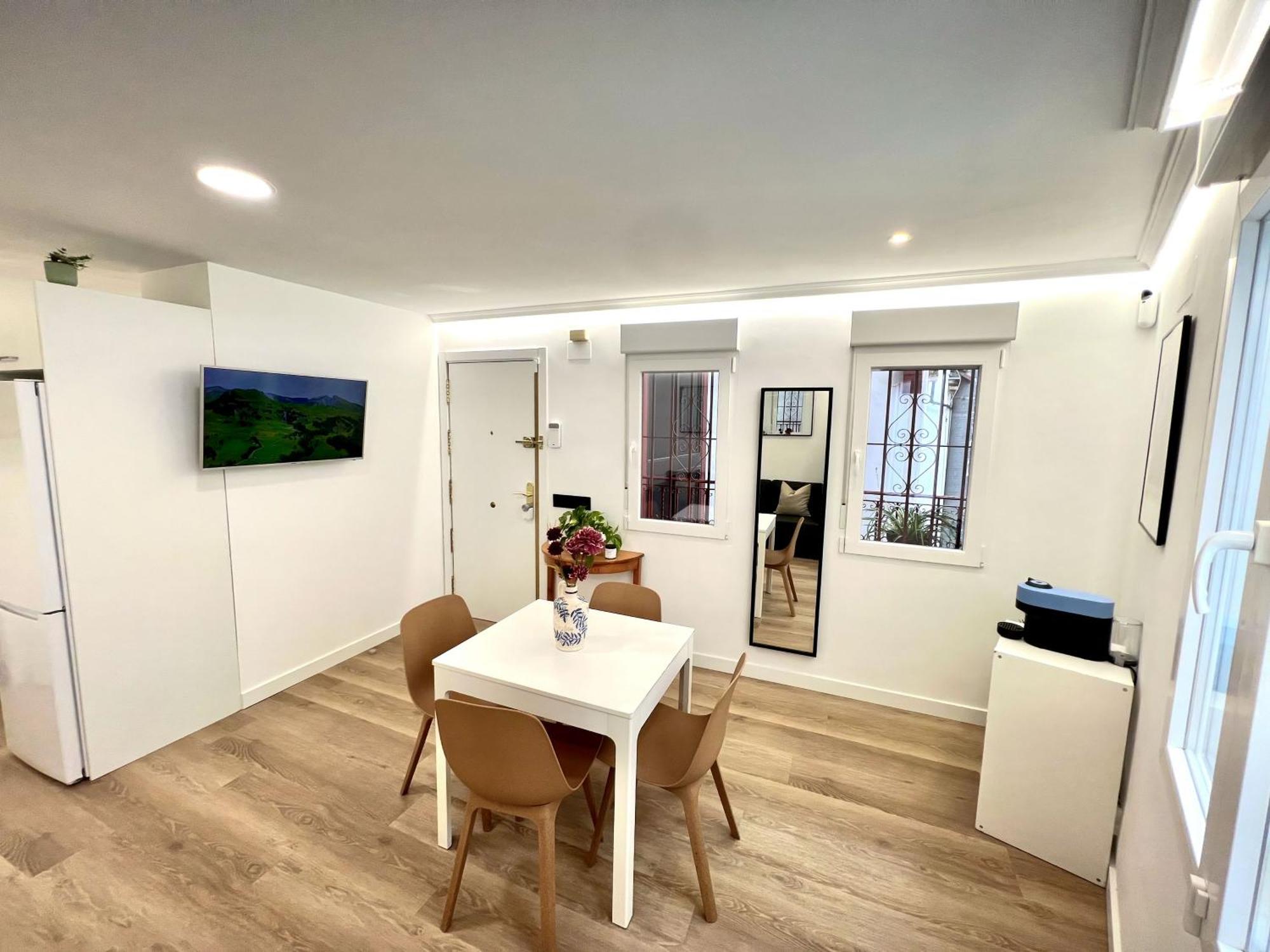 Apartment In The Heart Of Madrid-Piso En Malasana Bagian luar foto