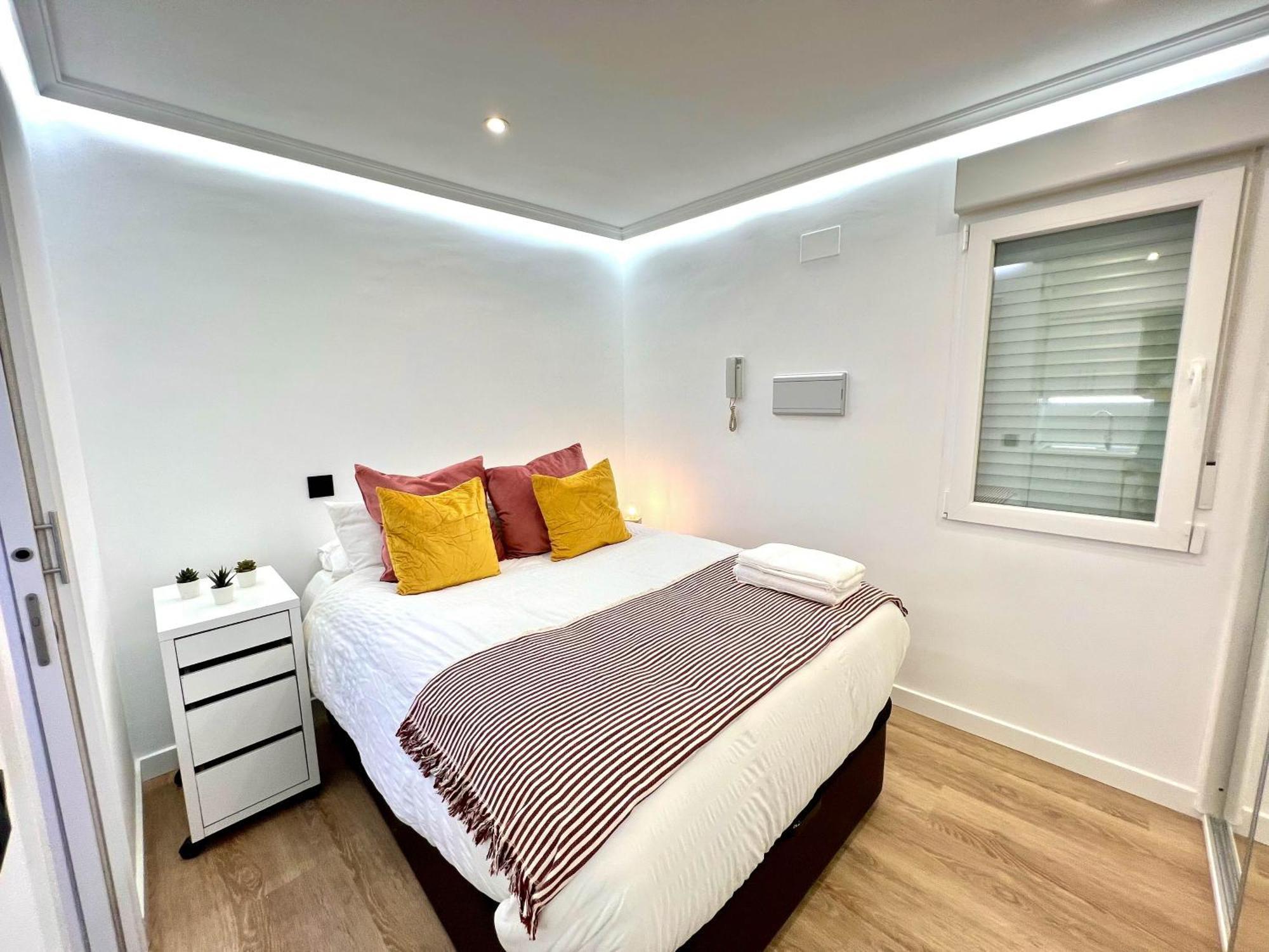 Apartment In The Heart Of Madrid-Piso En Malasana Bagian luar foto