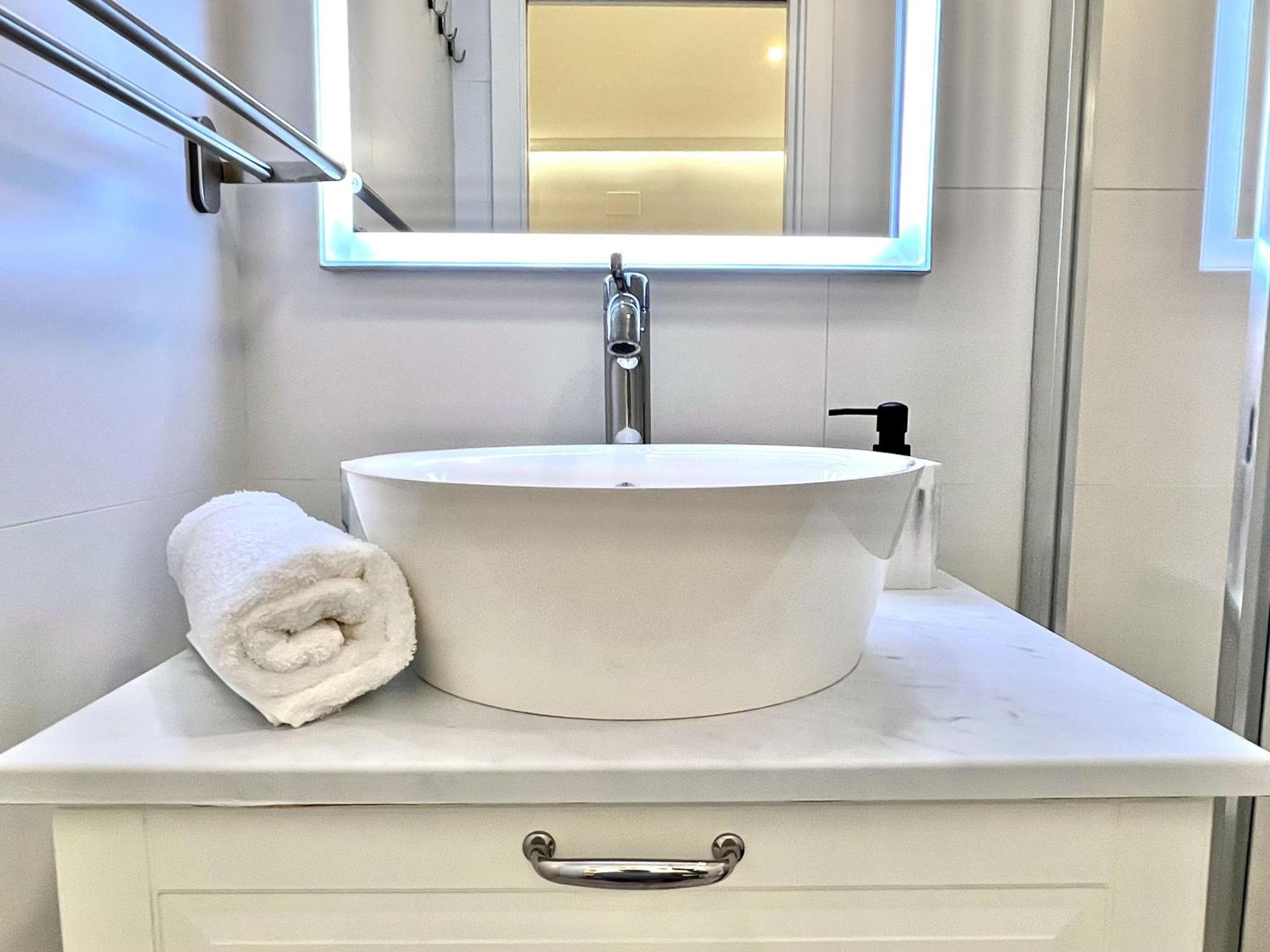 Apartment In The Heart Of Madrid-Piso En Malasana Bagian luar foto