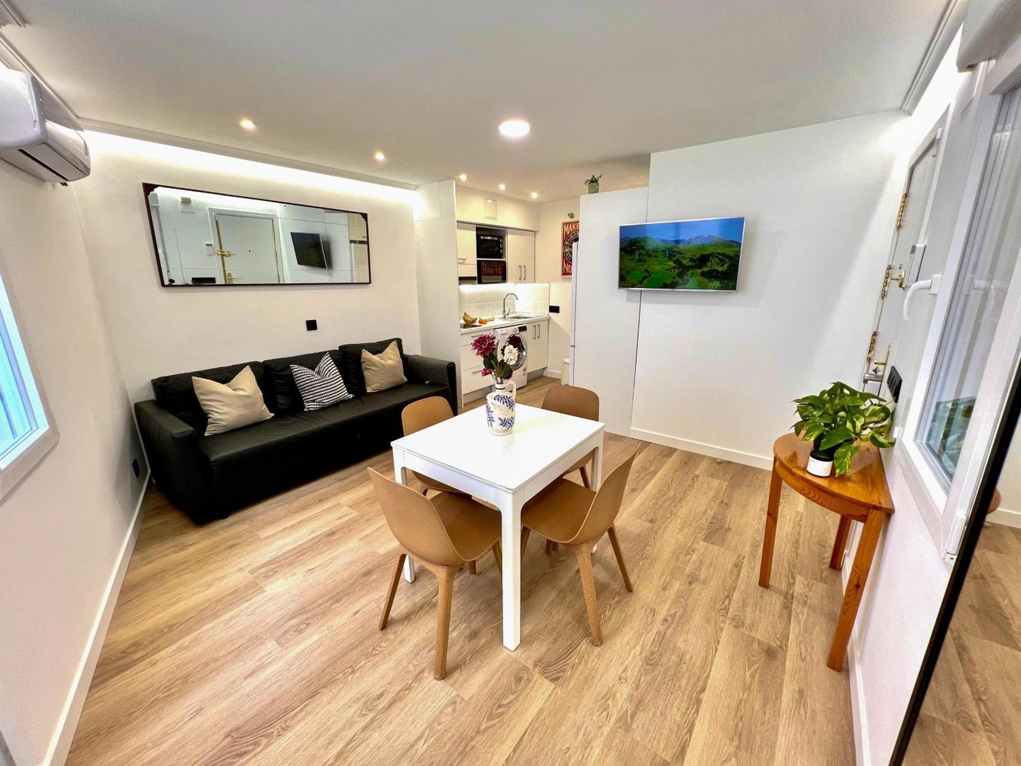 Apartment In The Heart Of Madrid-Piso En Malasana Bagian luar foto