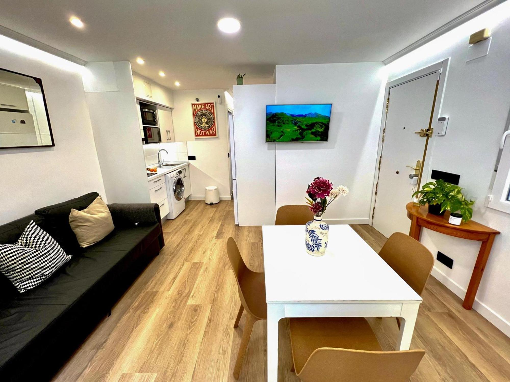 Apartment In The Heart Of Madrid-Piso En Malasana Bagian luar foto