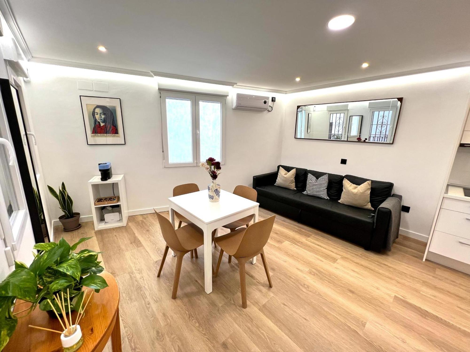Apartment In The Heart Of Madrid-Piso En Malasana Bagian luar foto