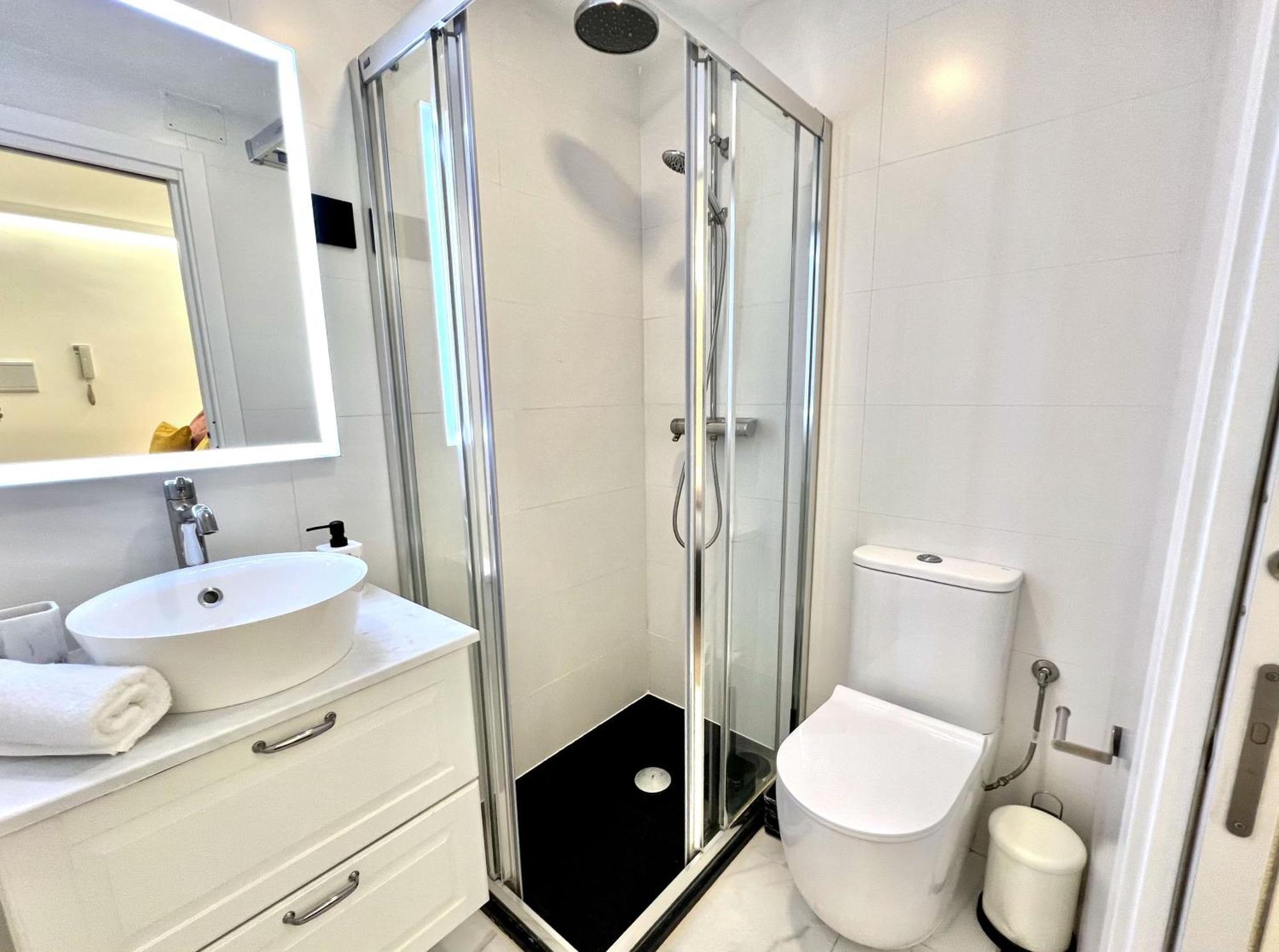 Apartment In The Heart Of Madrid-Piso En Malasana Bagian luar foto