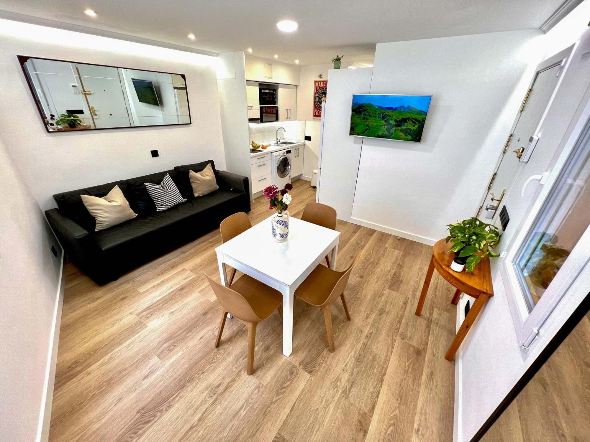 Apartment In The Heart Of Madrid-Piso En Malasana Bagian luar foto