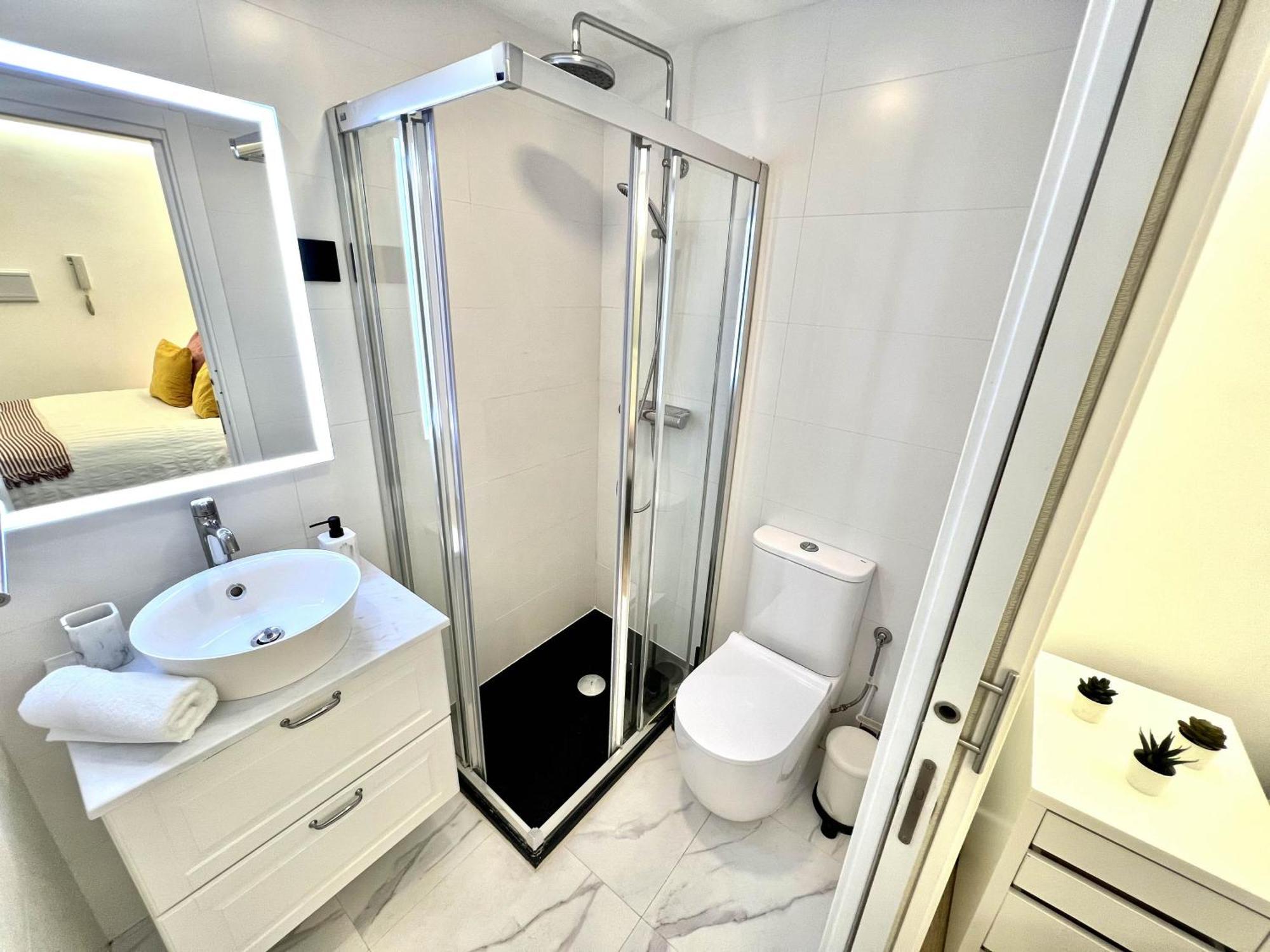 Apartment In The Heart Of Madrid-Piso En Malasana Bagian luar foto
